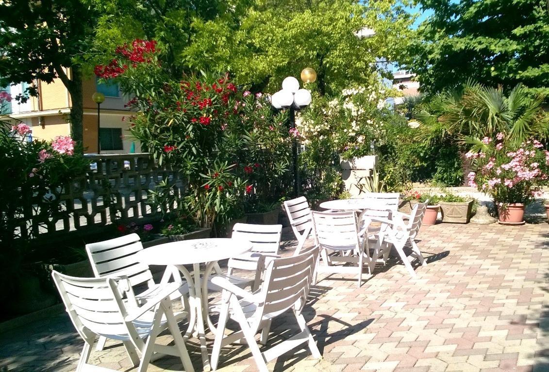 Hotel Sara Cesenatico Buitenkant foto