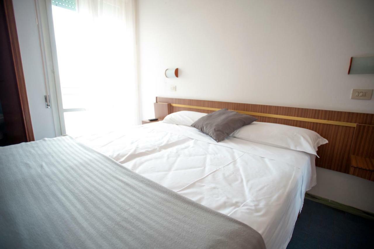 Hotel Sara Cesenatico Buitenkant foto